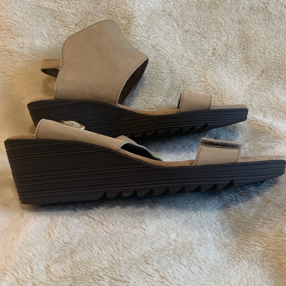 Aerosoles tan leather wedge sandals “In the Bog” size 9 - Picture 10 of 10